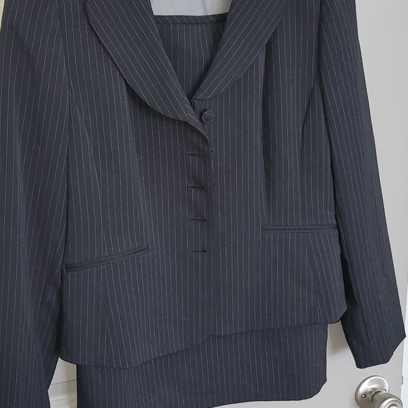 Tahari Levine | Classy suit set with skirt | 5 button front | Pin stripe - Picture 4 of 6